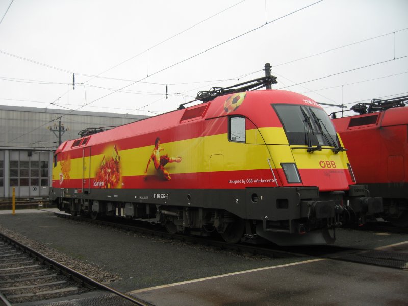 Die 1116 232-8 mit der EM-2008 Lackierung (Seite mit der Landkarte)in Linz Hbf am 27.01.2008.