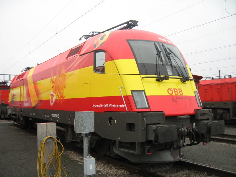 Die 1116 232-8 mit der EM-2008 Lackierung (Seite mit der spanischen Fahne)in Linz Hbf am 27.01.2008.