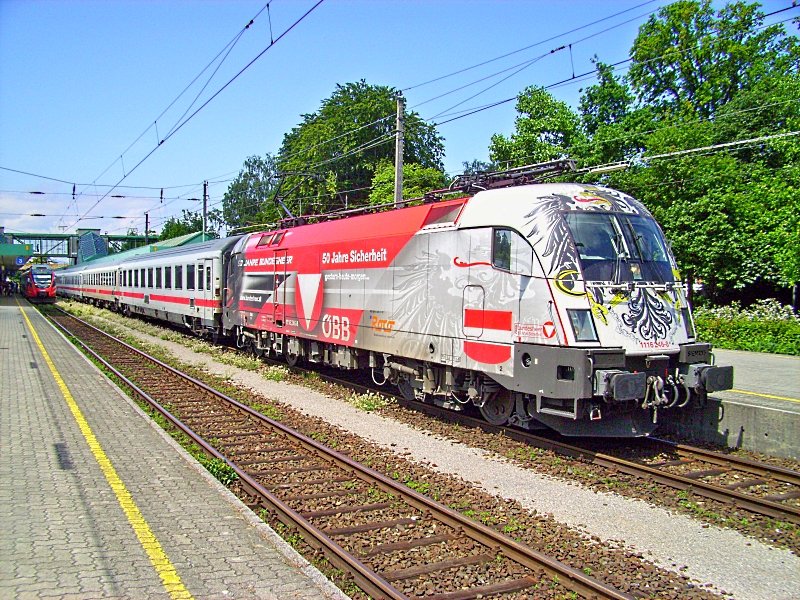 Die 1116 246  Bundesheer  ist heute ( 31.5.2009 ) am IC 118 / 119. Foto zeigt den IC 118 kurz vor der Ausfahrt um ca. 11.43 Uhr in Bregenz.

Lg