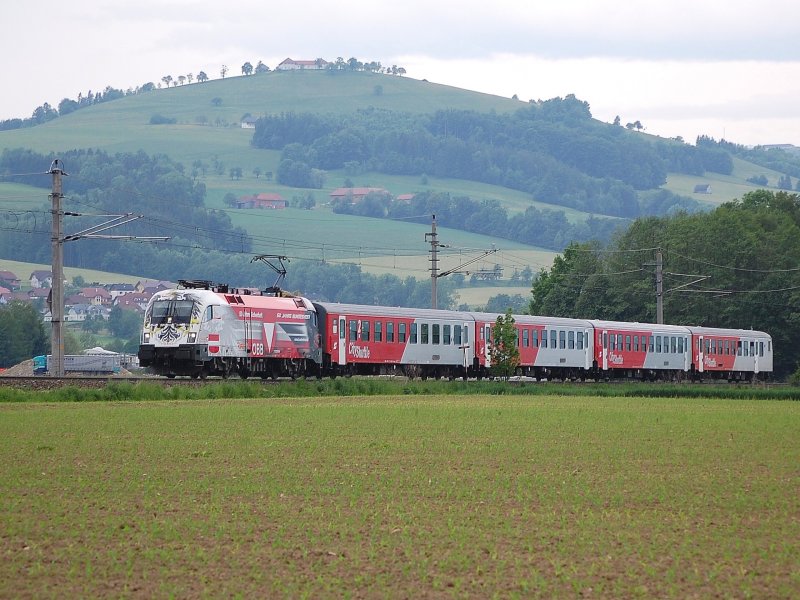 Die 1116 246 unterwegs am 17.05.2008 mit dem R3964
von Kirchdorf nach Linz befindet sich zwischen den Stationen
Nussbach und Wartberg/Kr.Auch nach 3 Jahren gefllt mir
das Design der Zugmaschine immer noch sehr gut.
