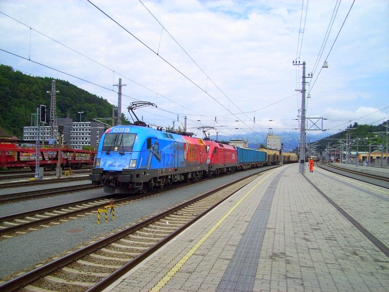 Die 1116 250  Feuerwehr - Notruf 122  fuhr mit einer weiteren 1116er durch Feldkirch ( 13.36 Uhr ) mit einem langen Gterzug Richtung Bludenz.

Lg