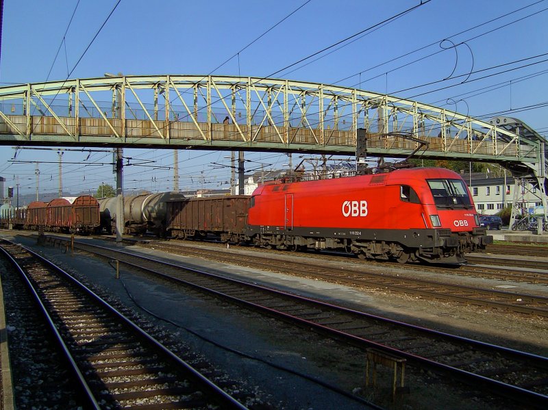 Die 1116 252 mit einem Gterzug am 11.10.2008 bei der Einfahrt in den Salzburger Hbf.