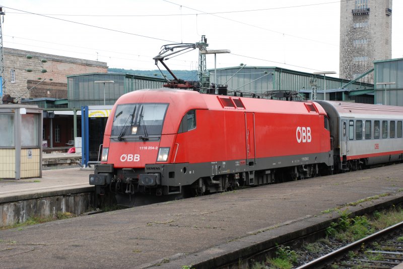 Die 1116 254-2 vor dem EC 112 kurz vor der Ausfahrt aus dem Stuttgarter Hbf am 21.05.2009