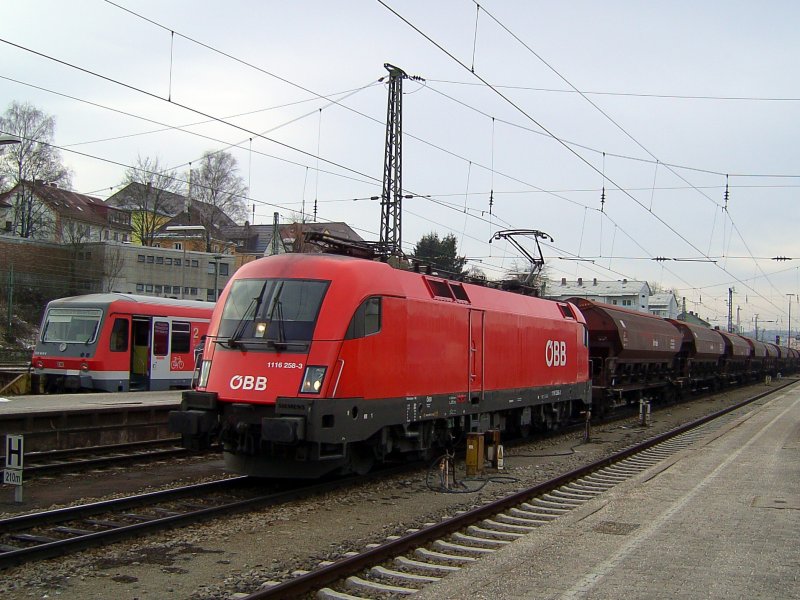 Die 1116 258 am 04.01.2008 bei der Durchfahrt mit einem Getreide Ganzzug in Passau Hbf. 