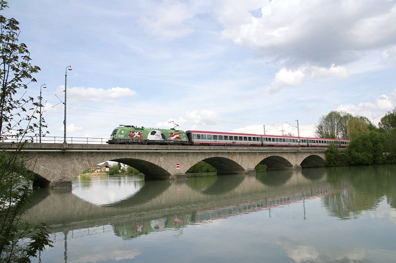 Die 1116 264  EM Euromotion  fuhr am 3.05.2008 mit dem IC 565 nach Bregenz. Hier bei der berfahrt der Saalach-Brcke bei Salzburg.
