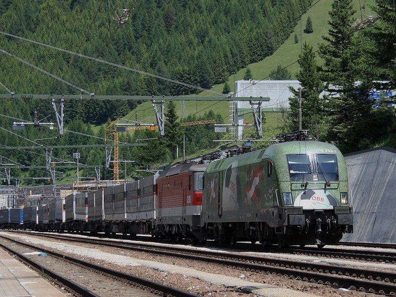 Die 1116 264 (Euromotion) und die 1144 235 am 11.06.2009 mit einem KLV Zug bei der Einfahrt in den Bahnhof Brenner. 