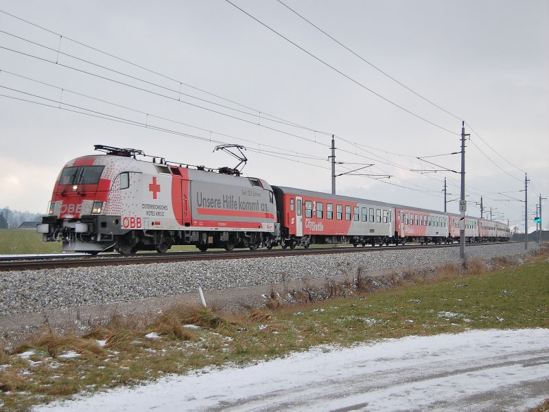 Die 1116 264 war am 01.01.2008 mit dem
R 3956 unterwegs bei Schlierbach.
Es war das letzte mal, dass ich die
Lok im Rotkreuzdesign gesehen habe.
