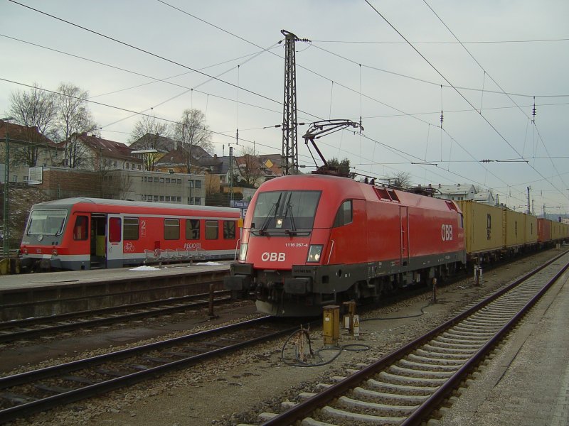 Die 1116 267 am 04.01.2008 mit einem Containerzug bei der Durchfahrt durch den Passauer Hbf. 