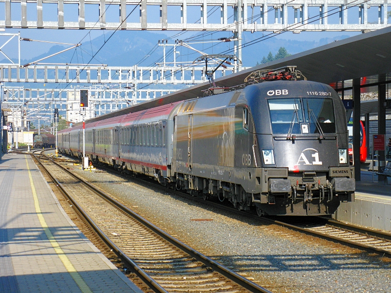 Die 1116 280 A1 war heute ( 29.9.2009 ) am EC 161 der ziemlich kurzgeraten ist / war ( nur mit 8 Wagen und ohne Speisewagen ). In Feldkirch mit +5.

Lg
