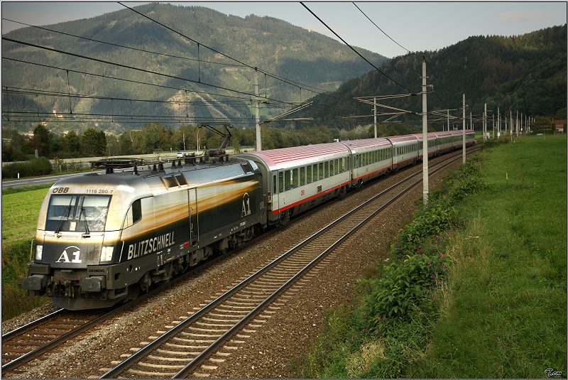 Die 1116 280 A1 zieht den IC 535  K�rnten wasser.reich  von Wien S�d nach Villach.
Niklasdorf 26.09.2009