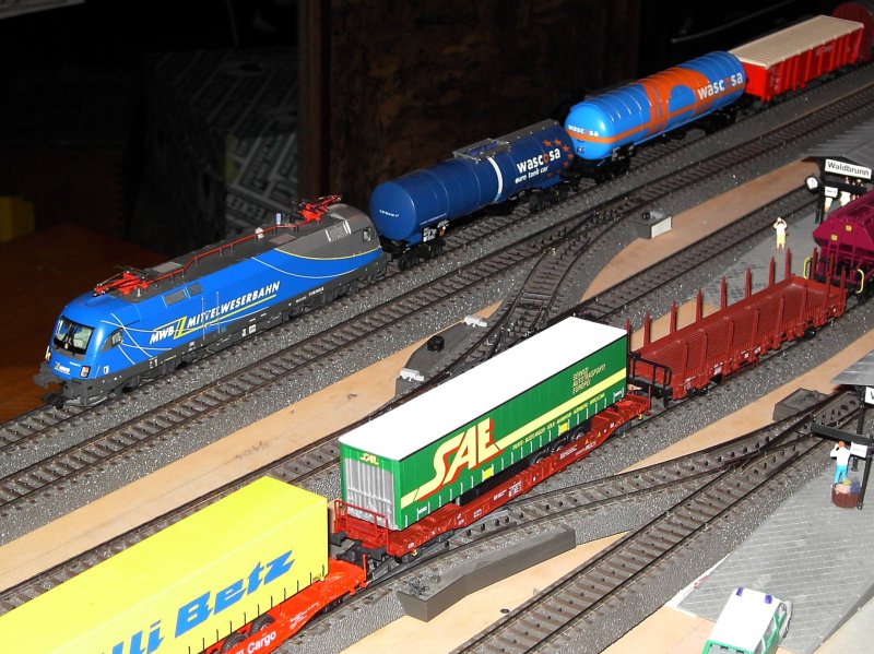 Die 1116 912 mit einem Gterzug bei der Einfahrt in den Bahnhof