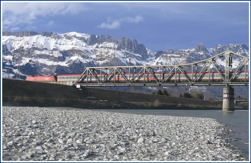 Die 1116 des EC 160 hat nach passieren der Rheinbr�cke soeben Schweizer Boden erreicht und wird in K�rze in Buchs SG einfahren. Im Hintergrund die Kreuzberge und die Saxerl�cke. (02.02.2009)