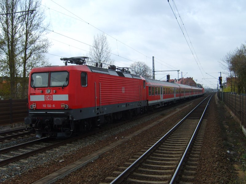 Die 112 132-6 wird am 8.4.07 samt n-wagen von einer BR143 aus Wolfsburg abgeschleppt und fhrt nach Hannover-Pferdeturm.