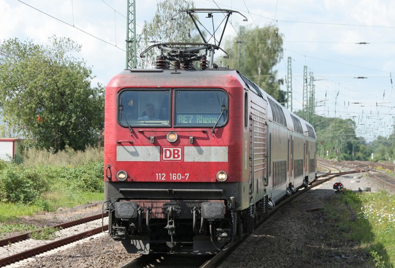 Die 112 160-7 zieht den RE7 von Krefeld nach Rheine heute nur mit drei Wagen, aufgenommen am 30.07.2009 in Holzwickede