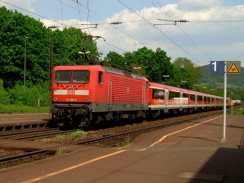 Die 112 180 am 13.05.2008 mit einem RE bei der Durchfahrt in Laufach am Spessart. 