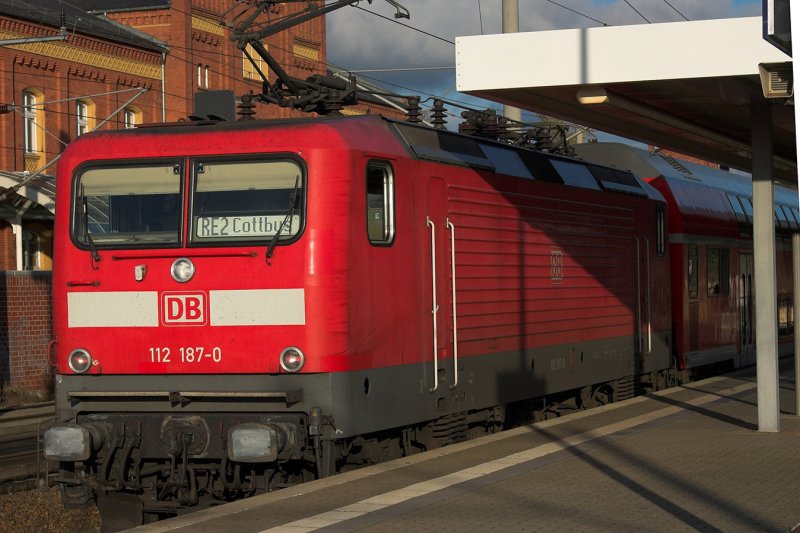 Die 112 187-0 vor dem Re 2 nach Cottbus im Rathenower Hauptbahnhof.
2.11.2006

Nikon D70 und 70-300mm Objektiv