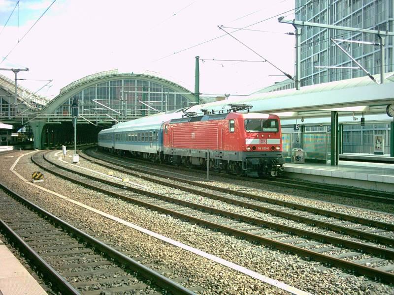 Die 114 030 fhrt am 15.08.03 aus dem Berliner Ostbahnhof in Richtung Zoologischer Garten, wo der Zug endet, aus.