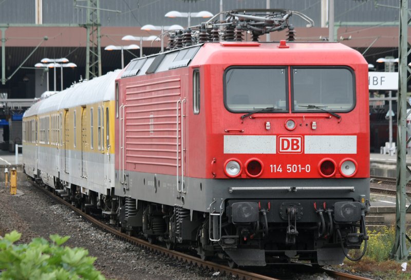 Die 114 501-0 der DB Systemtechnik Minden mit einem Meszug steht abgestellt in Dsseldorf HBF, aufgenomen am 03.10.2009, besten Gru an den Kollegen Meyer ;-)