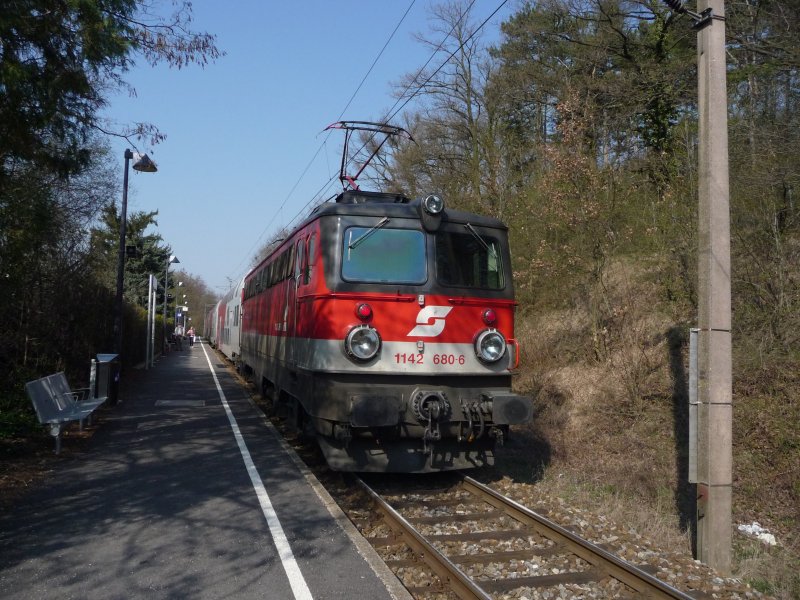 Die 1142 280-6 verlsst die Bahnhaltestelle Niederkreuzstetten (N) mit einem Wiesel-Zug in Richtung Laa an der Thaya. (08.04.09)