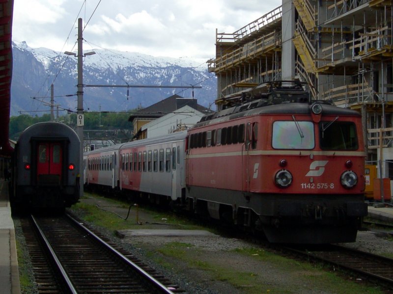 Die 1142 575 am 01.05.2008 mit einer Regionalbahn in Salzburg Hbf