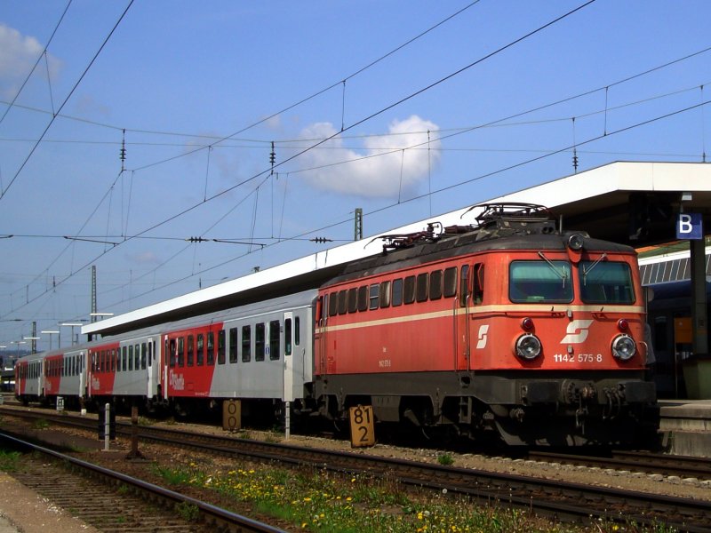 Die 1142 575 am 03.05.2008 mit einer Regionalbahn in Passau Hbf
