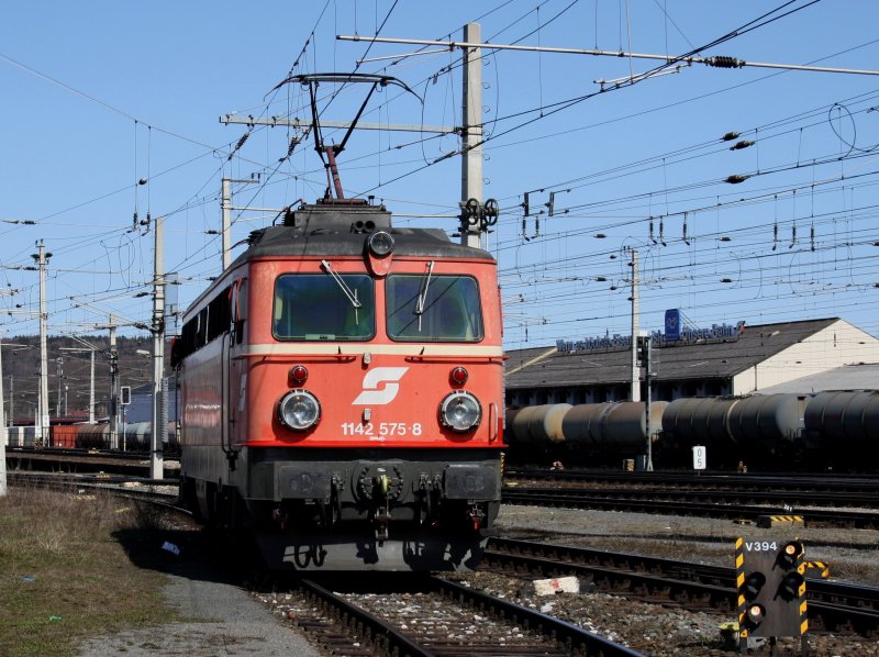 Die 1142 575 am 28.03.2009 bei einer Rangierfahrt in Salzburg Hbf. 