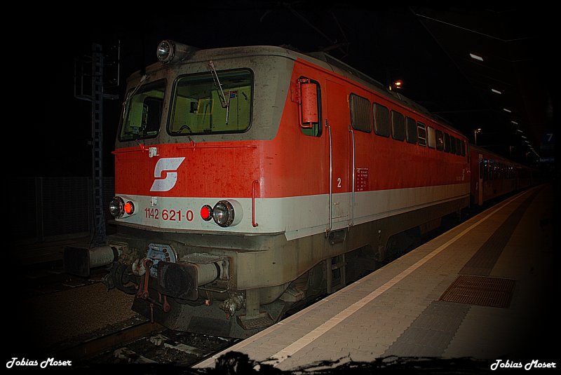 Die 1142 621 brachte am 10.10.2009 ein abendlichen Regionalzug nach Wien Westbahnhof bis nach Kirchstetten, da ab dieser Station ein Schienenersatzverkehr eingerichtet wurde. Das Foto entstand wenige Minuten vor der Abfahrt in St.Plten Hbf. 