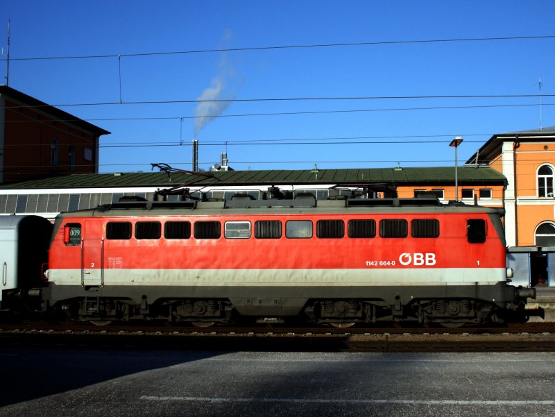 Die 1142 664 mit dem REX nach Linz am 30.12.2008 bei der Ausfahrt in Passau Hbf.