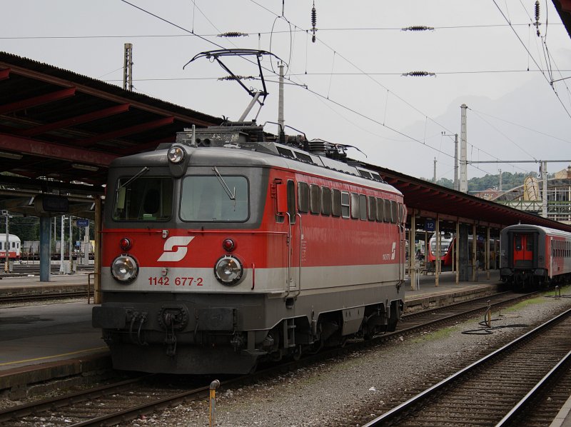 Die 1142 677 am 11.07.2009 bei einer Rangierfahrt im Salzburger Hbf. 