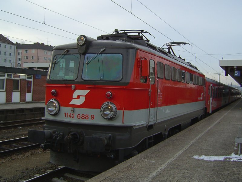 Die 1142 688 am 04.01.2008 mit einem City Shuttle in Passau Hbf. 