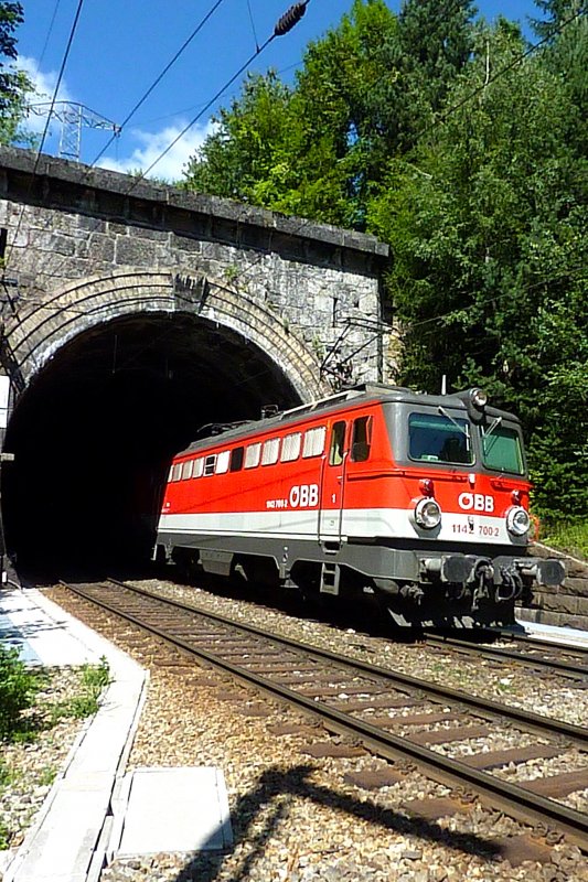 Die 1142 700 mit groen Scheinwerfern brachte am 24.August 2009 ein Gterzug ber den Semmering. Dabei fuhr sie um 12.30 durch den 239 Meter langen Weinzettel-Feldtunnel (bei Breitenstein am Semmering).