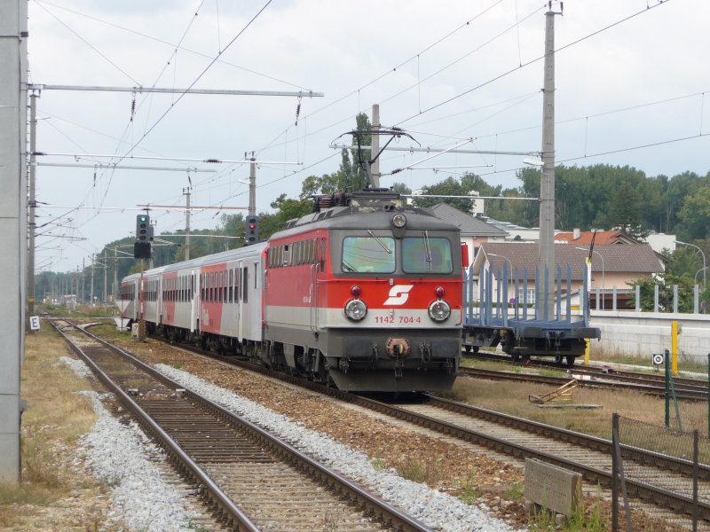Die 1142 704-4 fhr am 19. September 2008 um 13:45 Uhr mit 4 einstckigen CityShuttle-Waggons durch die Bahnhaltestelle Klosterneuburg Weidling. Auffllig ist, das der Steuerwagen direkt an der Lokomotive ist.
