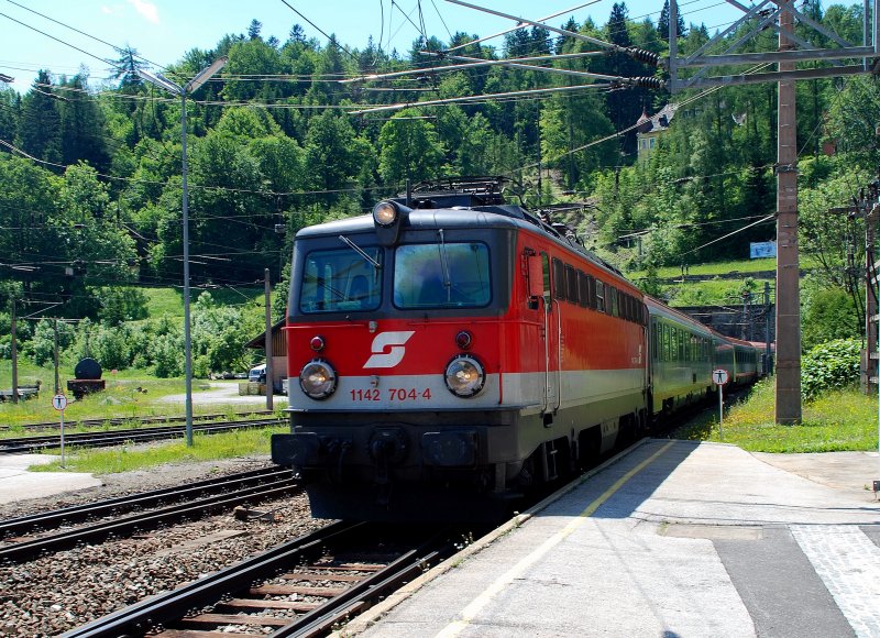 Die 1142 704-4 fuhr am 13. Juni mit dem BB IC 650 von Graz nach Wien Sd durch den Bahnhof Semmering.