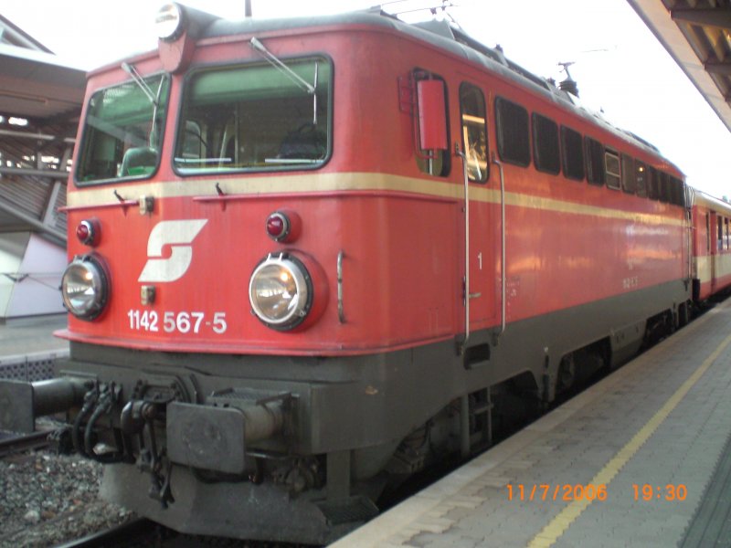 Die 1142 wartet im Bahnhof Wiener Neustadt auf die Abfahrt nach Mrzzuschlag