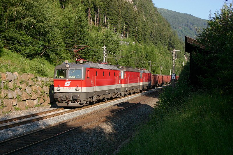 Die 1144 208, 1144 2?? und 1144 2?? waren am 4.7.2006 mit einem Gterzug oberhalb von St.Jodok in Richtung Innsbruck unterwegs.