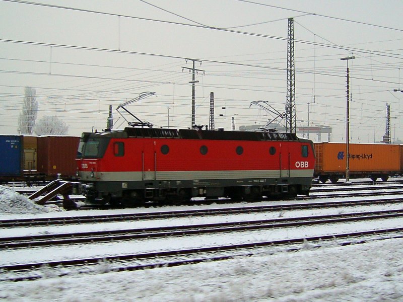 Die 1144 222 am 21.12.2007 im Rangierbahnhof Regensburg Abgestellt. (Fotografiert Aus Fahrendem ALEX Zug)   