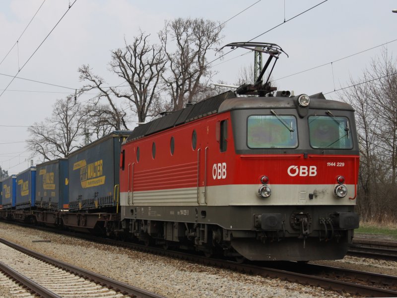 Die 1144 229 am 04.04.2009 mit einem KLV Zug bei der Durchfahrt in Aling. 