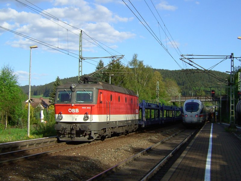 Die 1144 243 mit einem Leeren Autotransport Zug am 10.05.2008 in Ludwigstadt.  