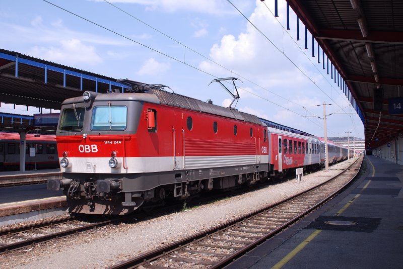 Die 1144 244 brachte am 4. Juli 2009 den BB IC 647 von Wien Sd nach Graz. Ich fotografierte sie am Wiener Sdbahnhof.