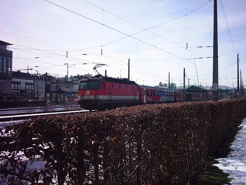 Die 1144 257-1 als Schublok eines Eilzuges nach Bludenz am 3.2.04 in Bregenz.