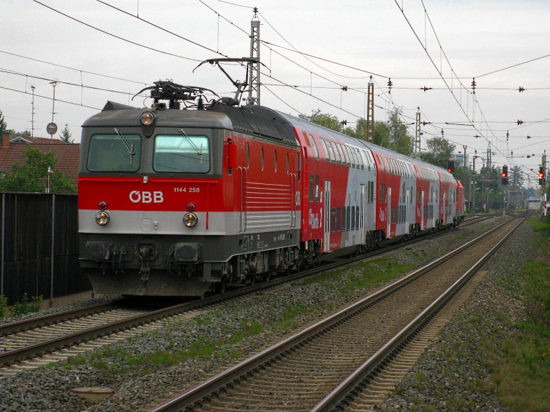Die 1144 258 fungierte als Steuerwagen bei diesem Regionalzug kurz vor dem Bahnhof Lauterach Richtung Bludenz.

Lg

