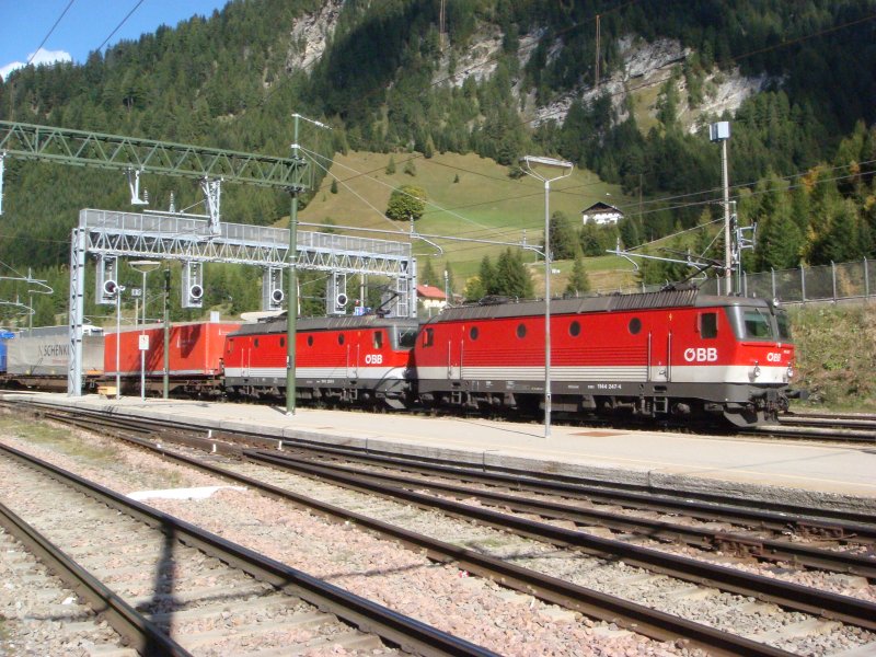 Die 1144 259 und 247 kamen am 23.09.2007 mit einem Gterzug auf den Brennerpass...