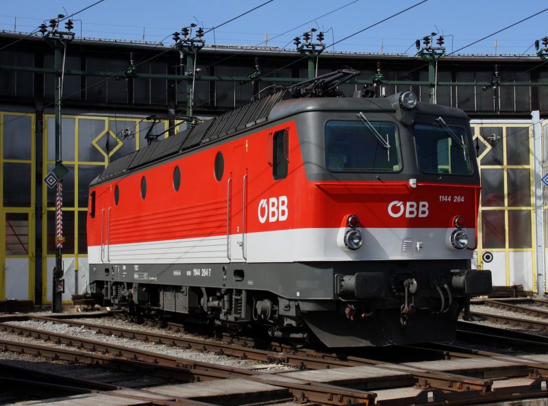 Die 1144 264 am 28.03.2009 in Salzburg vor dem Lokschuppen Bahnbilder.de