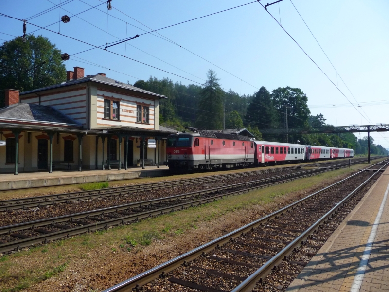 Die 1144 280-5 trifft mit einem einstckigen CityShuttle-Zug in Rekawinkel ein. Der Zug verkehrt zwischen Wien Westbahnhof und St. Plten. (21.08.09)