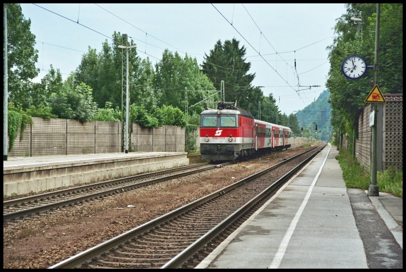 Die 1144 281 fhrt mit einem Regionalzug in den Bahnhof Kiefersfelden ein. Nach einm kurzen Aufenthalt geht es weiter nach Rosenheim.