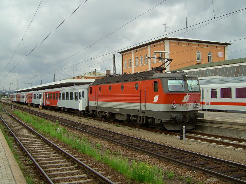 Die 1144 282 am 08.08.2008 mit einem REX im Passauer Hbf. 