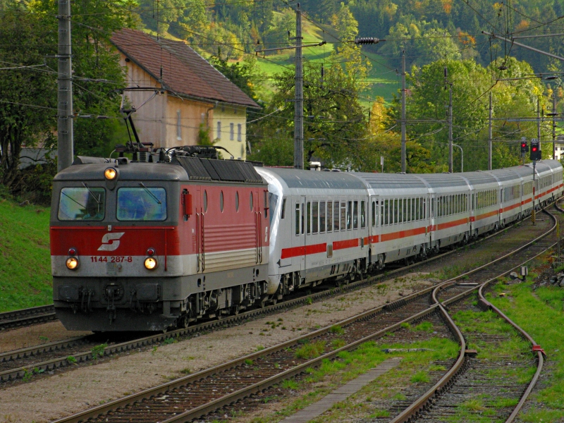 Die 1144 287 kam �beraschend mit dem IC 118 von Innsbruck nach M�nster daher. Ebenfalls in Braz fotographiert.

Lg
