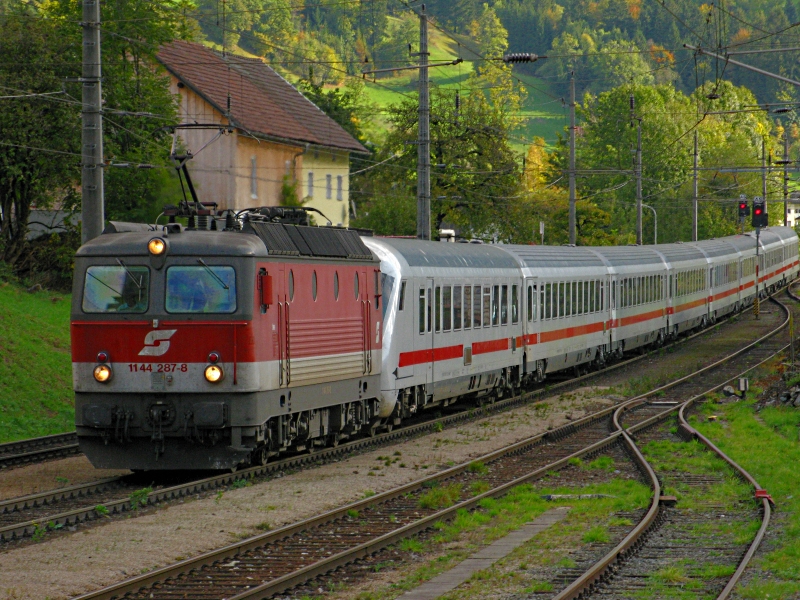 Die 1144 287 kam beraschend mit dem IC 118 von Innsbruck nach Mnster daher. Ebenfalls in Braz fotographiert.

Lg
