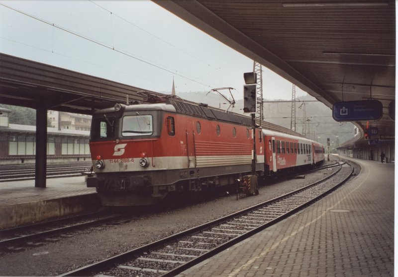 Die 1144 288 wartet mit einen Regionalzug im Bahnhof Kufstein auf die Abfahrt. Aufgenommen im Sommer 2005.