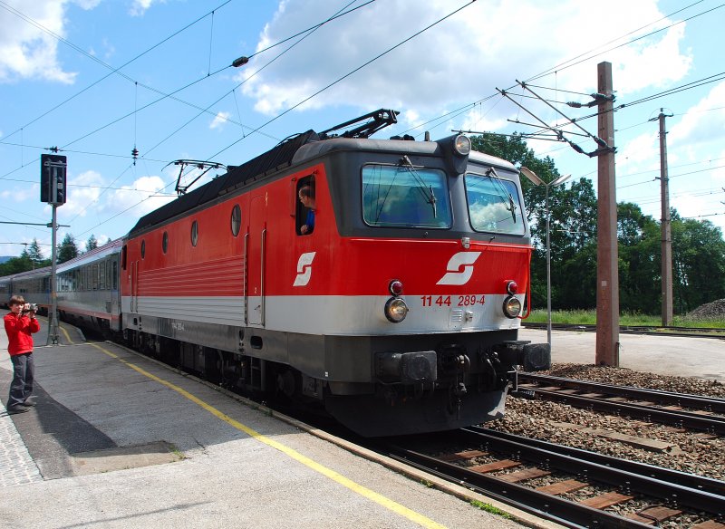Die 1144 289-4 brachte am 13. Juni 2009 den �BB IC 555 SUPERFUND von Wien S�d nach Graz. Dieses Foto entstand am Bahnhof Semmering, indem dieser Zug nur an Samstagen, Sonn- und Feiertagen h�lt.